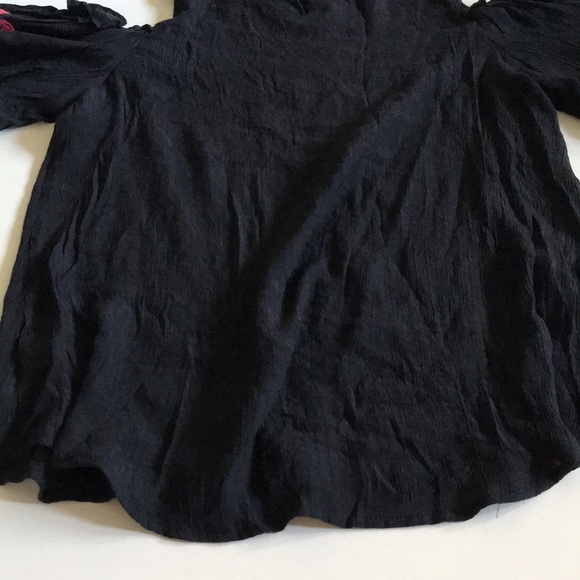 umgee- embroidered, floral Top- M - Picture 4 of 10